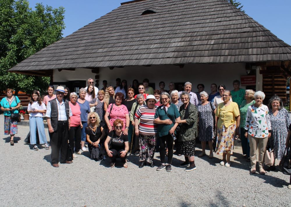 Participanți la excursie culturală spre Piatra Neamț, zâmbete și activități în natură