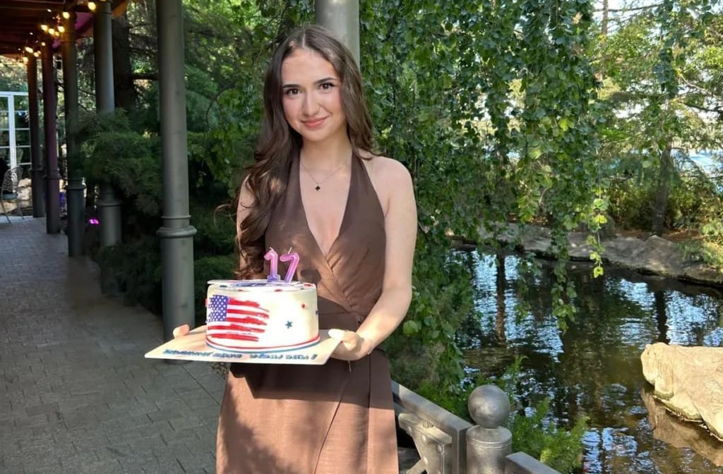 Oana Dumitru, elevă română, în fața unui liceu american