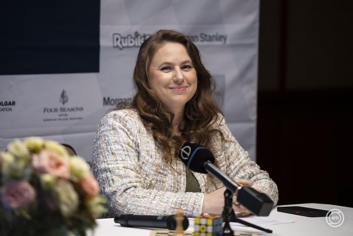 Polgár Judit la o conferință de presă