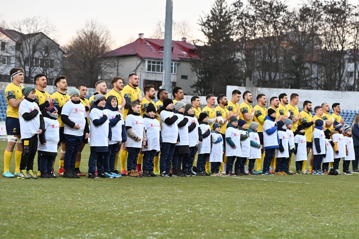 Jucători de rugby români în acțiune pe Stadionul Arcul de Triumf