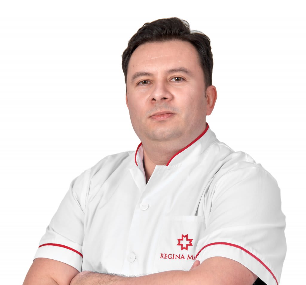 Medicul Ioan Cetina explicând despre hernie și riscuri