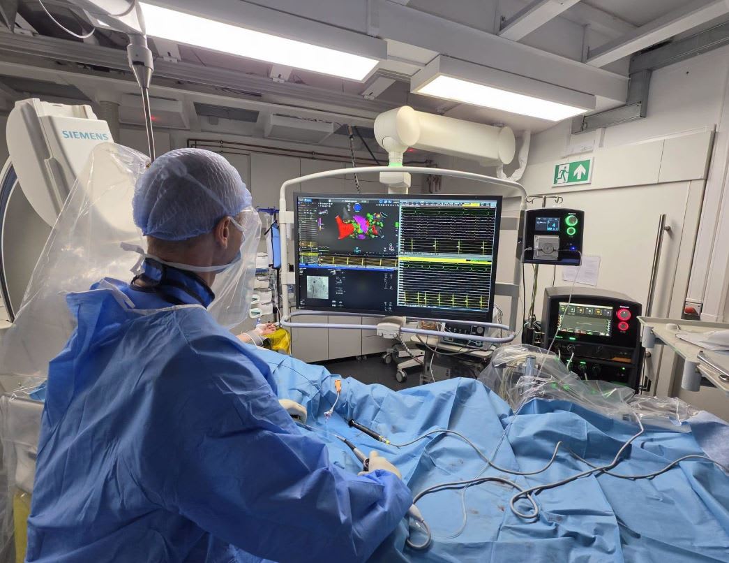 Echipă medicală în sala de intervenție cu sistem avansat de electrofiziologie