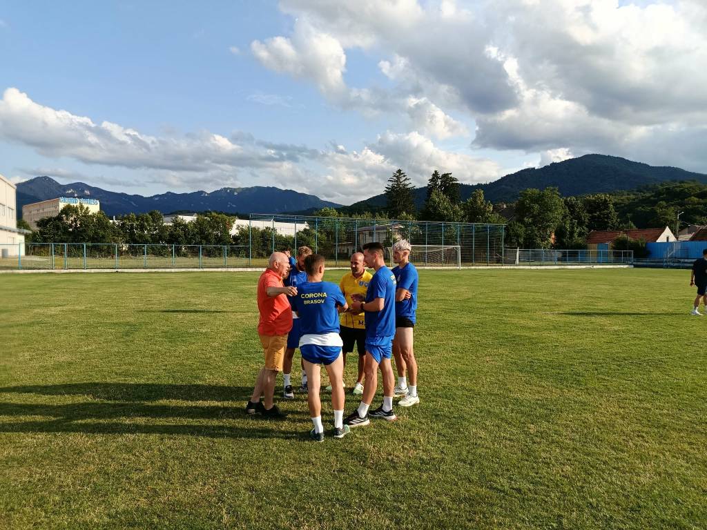Fotbaliști Corona Brașov în antrenament, jucători semnând contracte