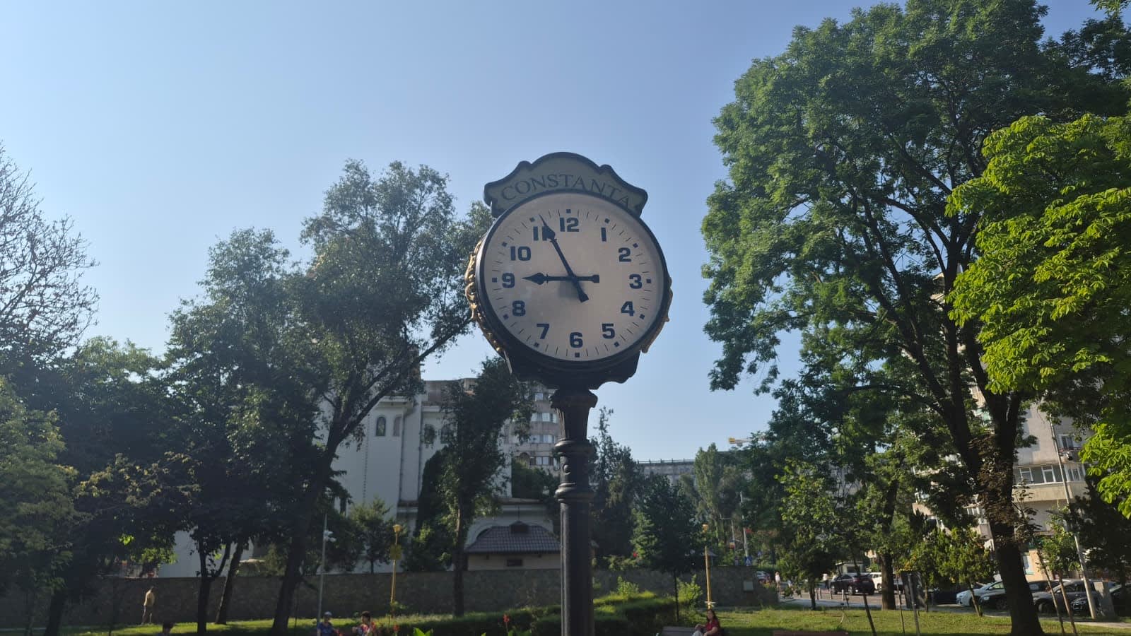 Ceasul din parcul Tomis II, în funcțiune, în centrul imaginii