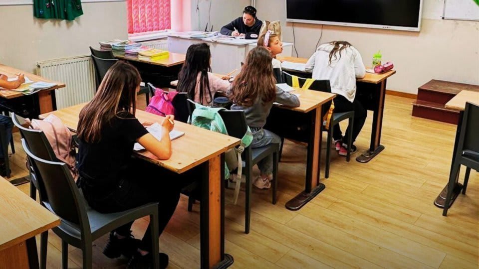 Candidați susținând proba scrisă la examenul de titularizare