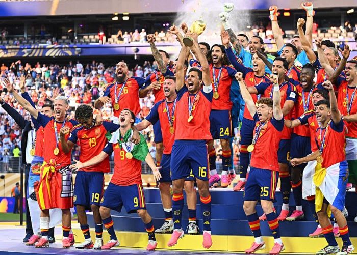 Fotbalisti spanioli în paradă cu trofeul mondial în Madrid
