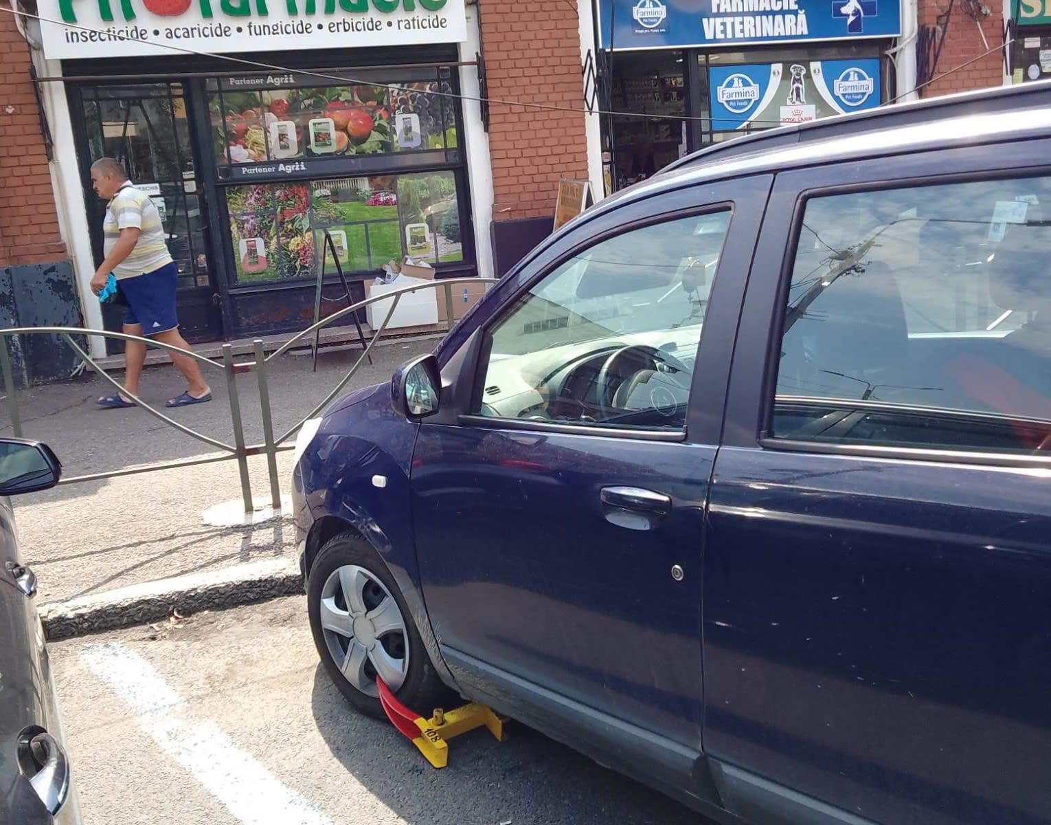 Mașini blocate în parcarea de pe strada Vasile Milea, Ploiești