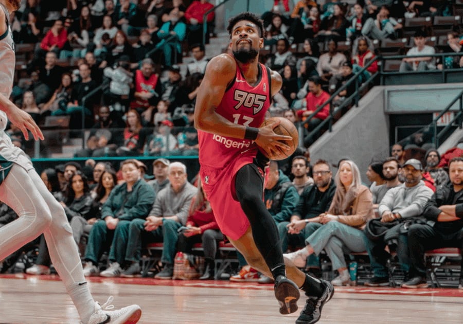 Jucător canadian Quincy Guerrier în acțiune pe teren