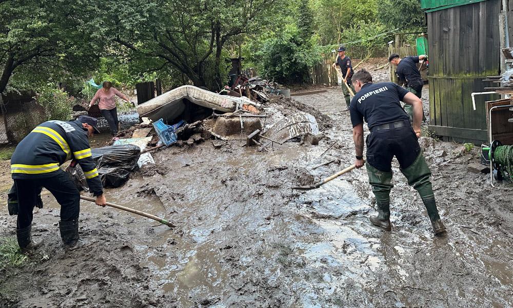 Pompieri în acțiune în Prahova, evacuare apă și obstacole