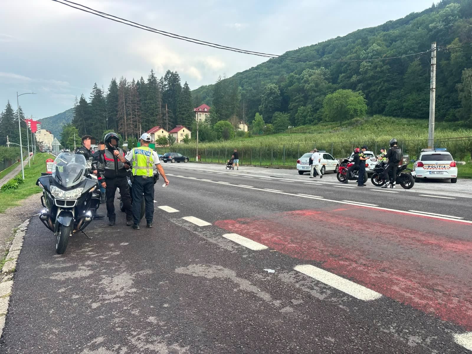 Polițiști rutieri verificând șoferi în trafic, Vâlcea