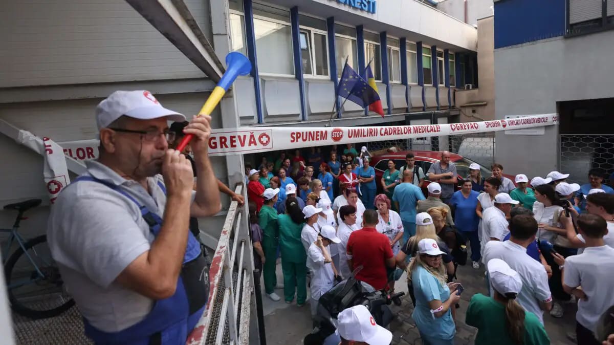 Angajați din sistemul de sănătate protestând în fața spitalului