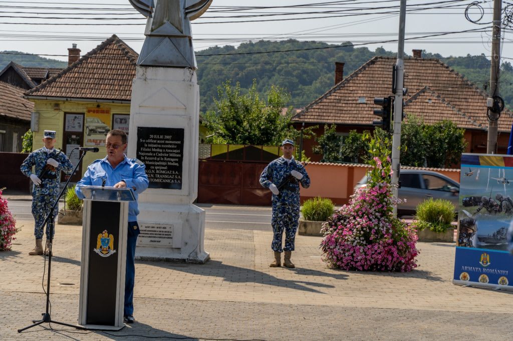 Avioane și elicoptere ale Poliției din Bistrița în timpul misiunilor aeriene