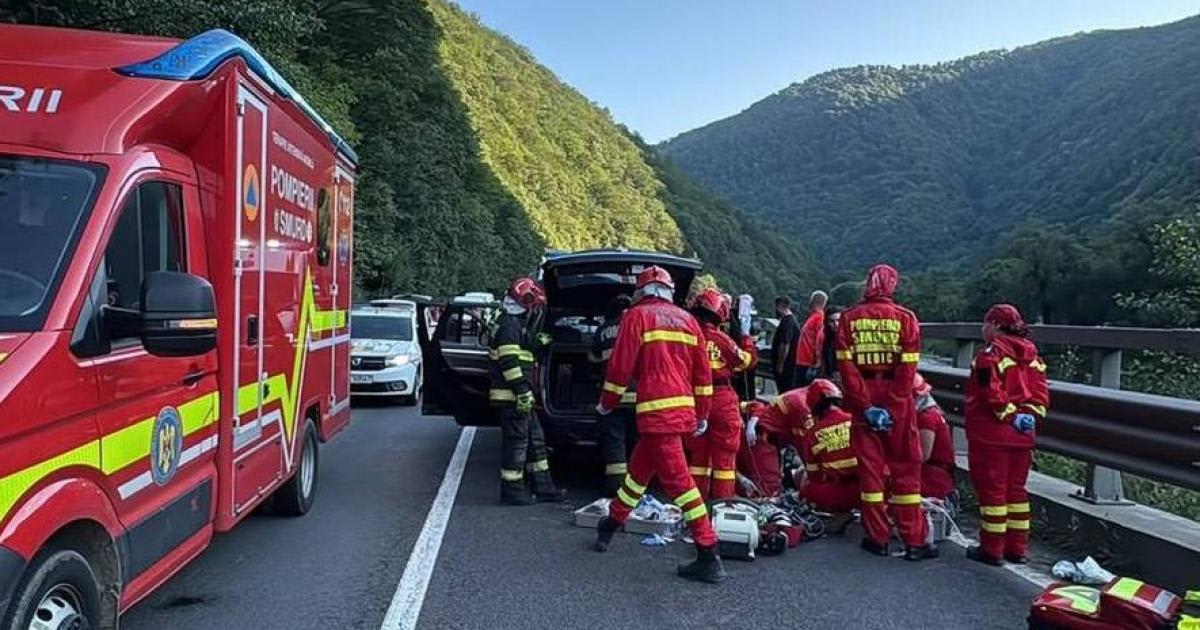Echipaje ISU Sibiu intervenind la accident cu bolovan căzut pe DN7 Echipaje ISU Sibiu intervenind la accident cu bolovan căzut pe DN7