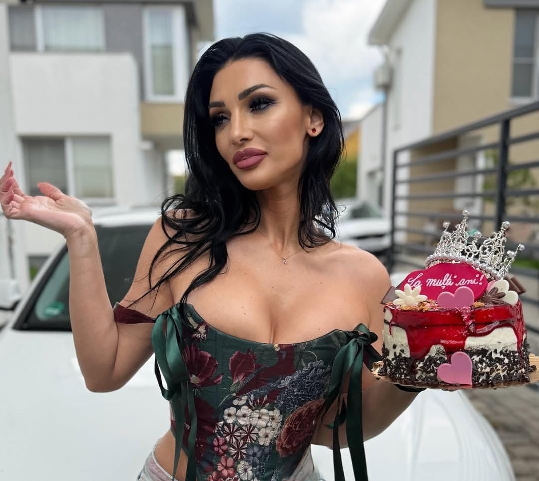 Mihaela Evi admirând finala CM 2026 la televizor