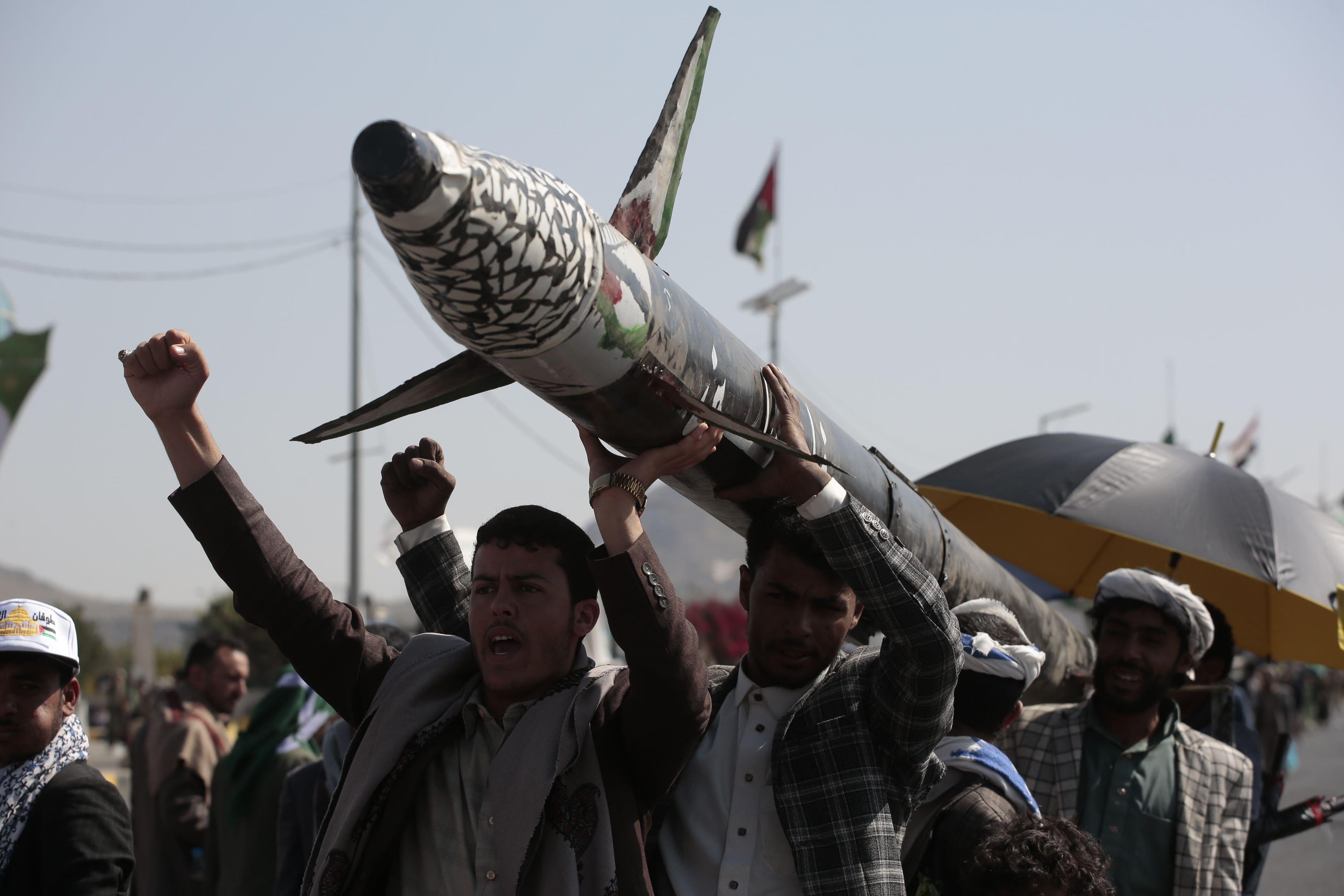 Rebelii Houthi în Yemen blochează nave în Marea Roșie