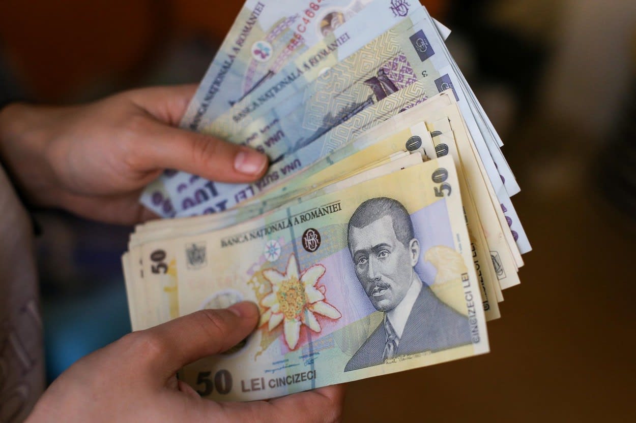 Profesor explicând modul de calcul al salariilor în sistemul public