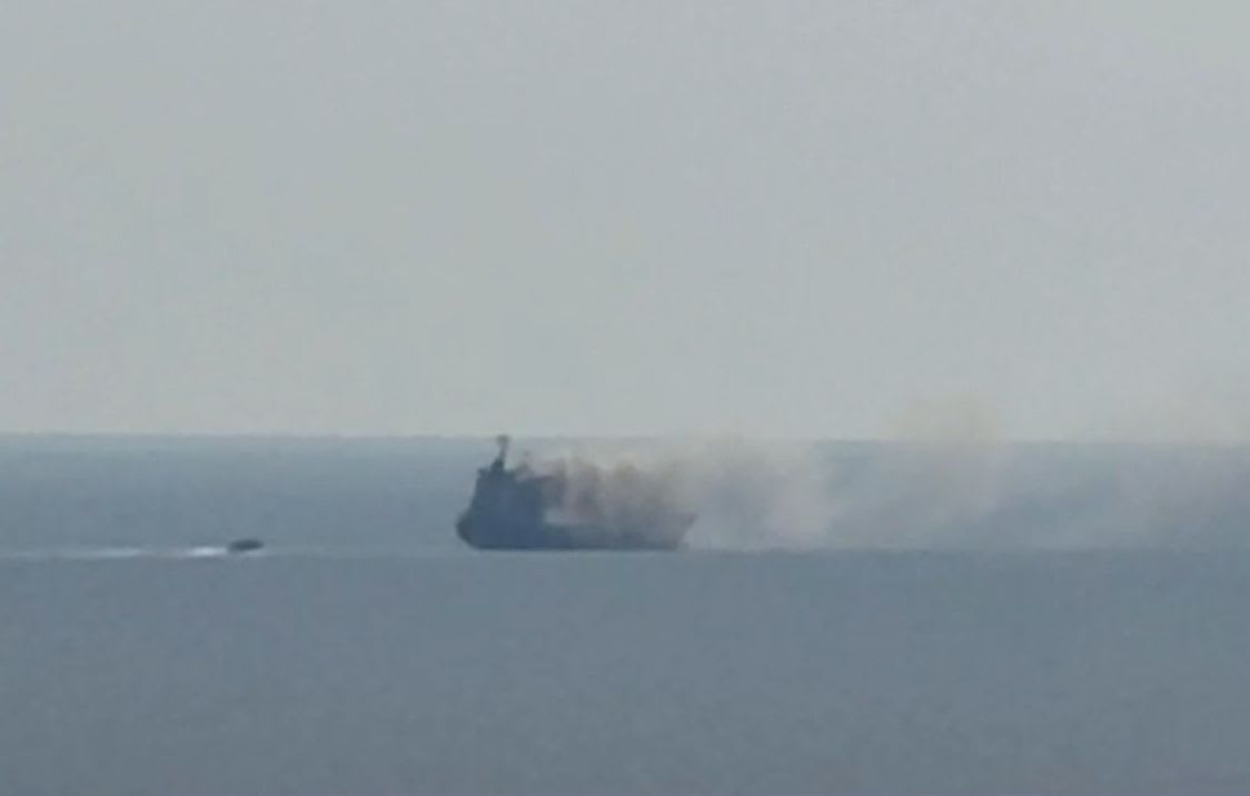 Nava petrolieră în flăcări pe Marea Neagră, echipaje de intervenție în acțiune