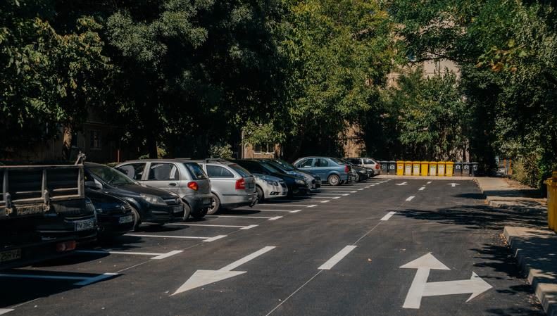 Construcție parcări etajate în Timișoara, teren redus, muncitori, schemă proiect