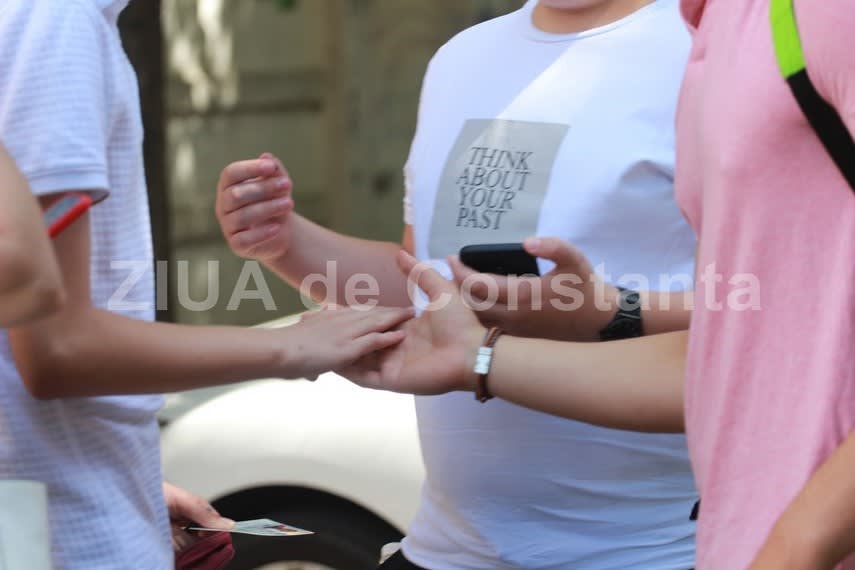 Profesor cu diplomă și elevi în clasă Profesor cu diplomă și elevi în clasă