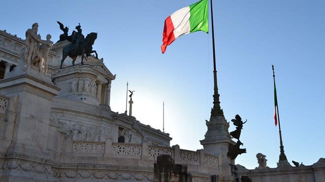 Aeronave în aeroport italian în timpul unei greve Aeronave în aeroport italian în timpul unei greve