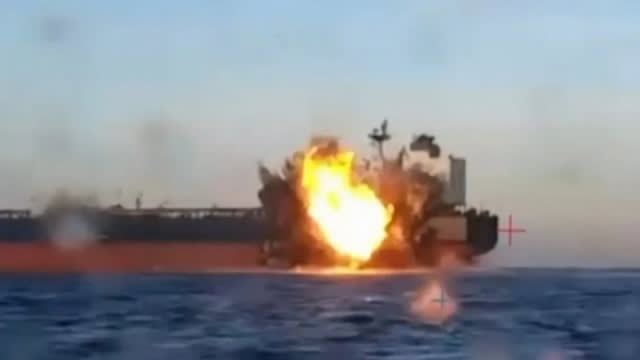Nava petrolieră în flăcări în Marea Neagră, echipaj evacuat Nava petrolieră în flăcări în Marea Neagră, echipaj evacuat