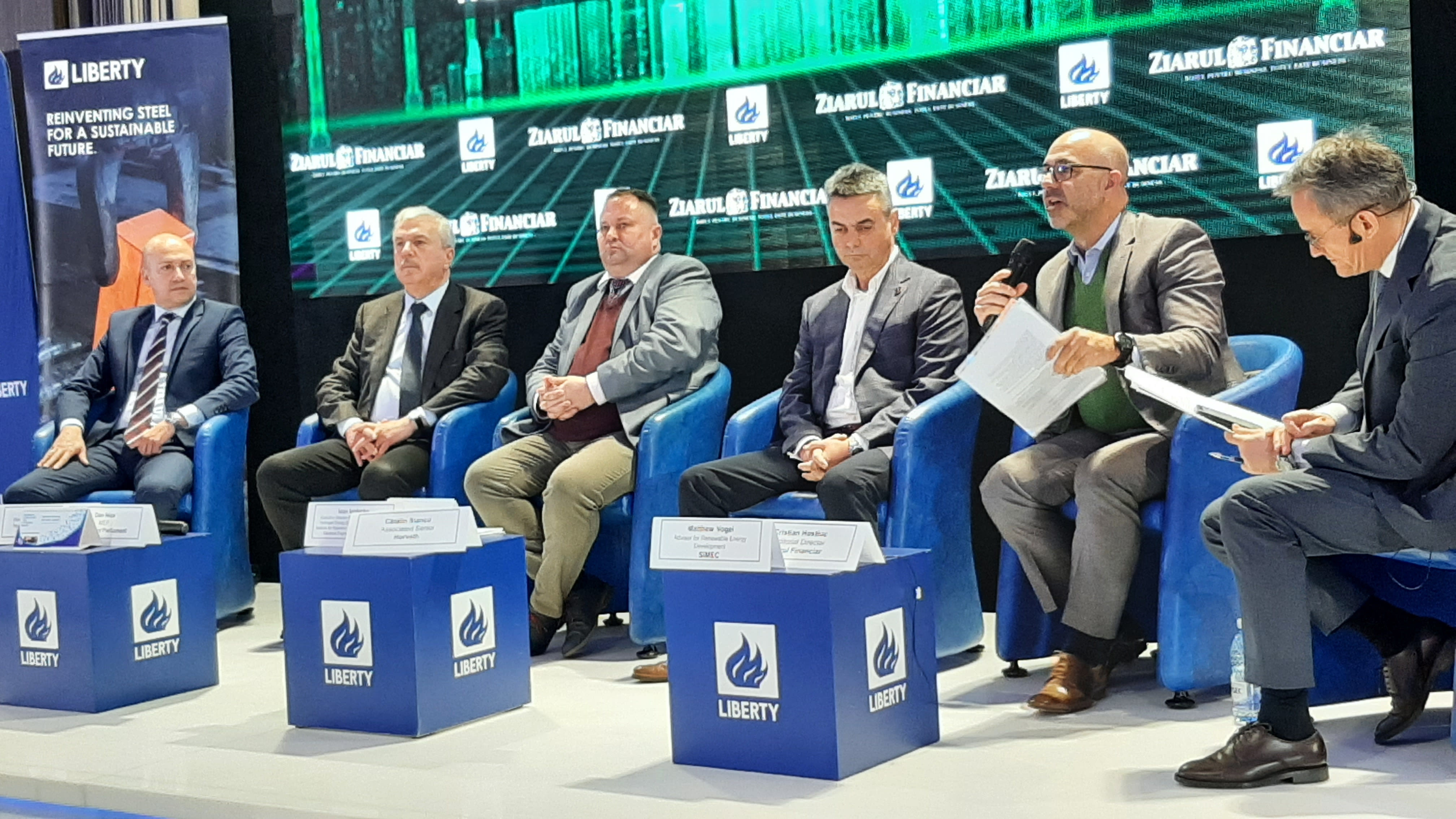 Specialiști în energie regenerabilă participând la vizita tehnică la parcul fotovoltaic din Chirileu Specialiști în energie regenerabilă participând la vizita tehnică la parcul fotovoltaic din Chirileu