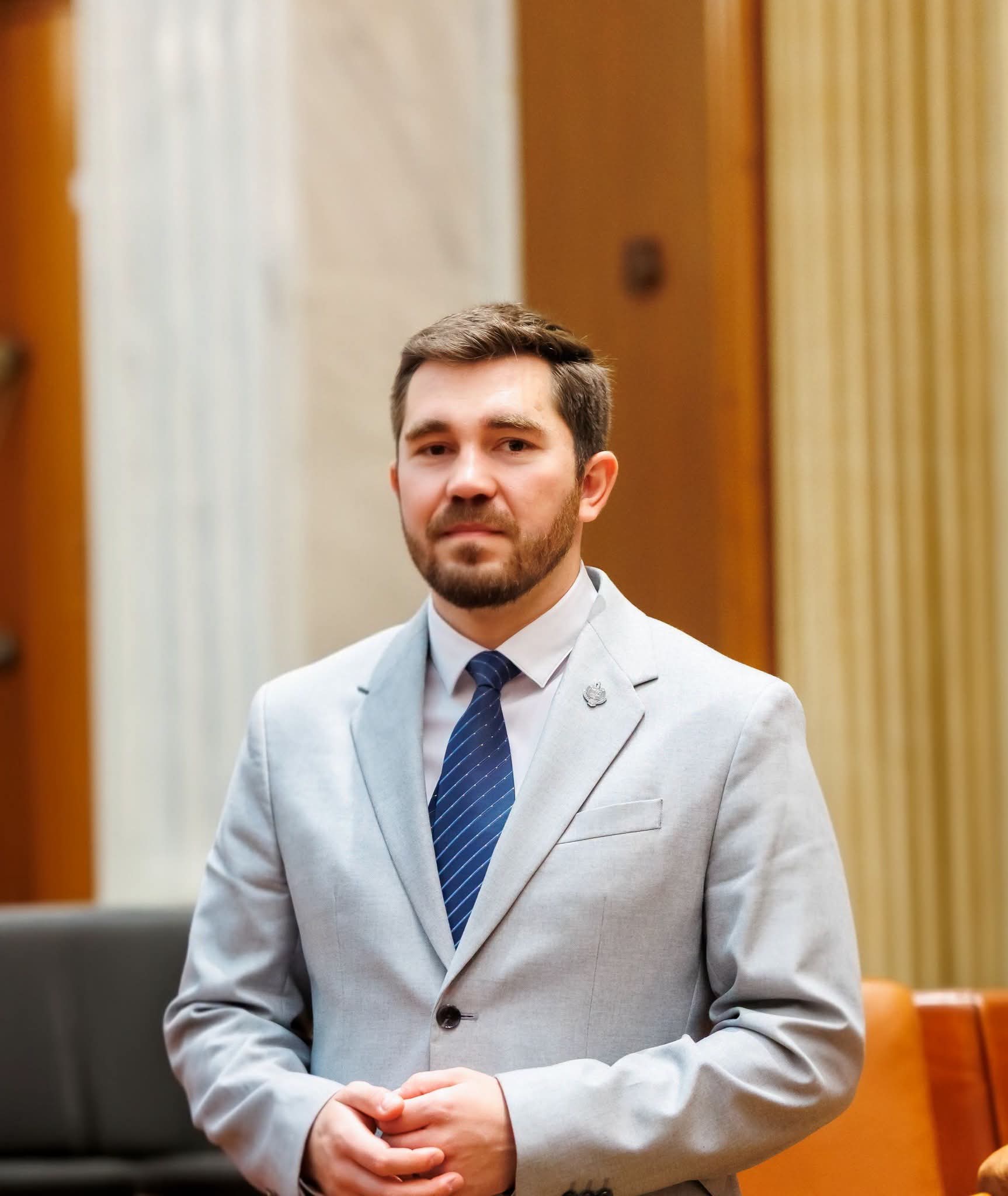 Deputatul Adrian Giurgiu în timpul unei conferințe despre investiții și protecția mediului în Mureș Deputatul Adrian Giurgiu în timpul unei conferințe despre investiții și protecția mediului în Mureș
