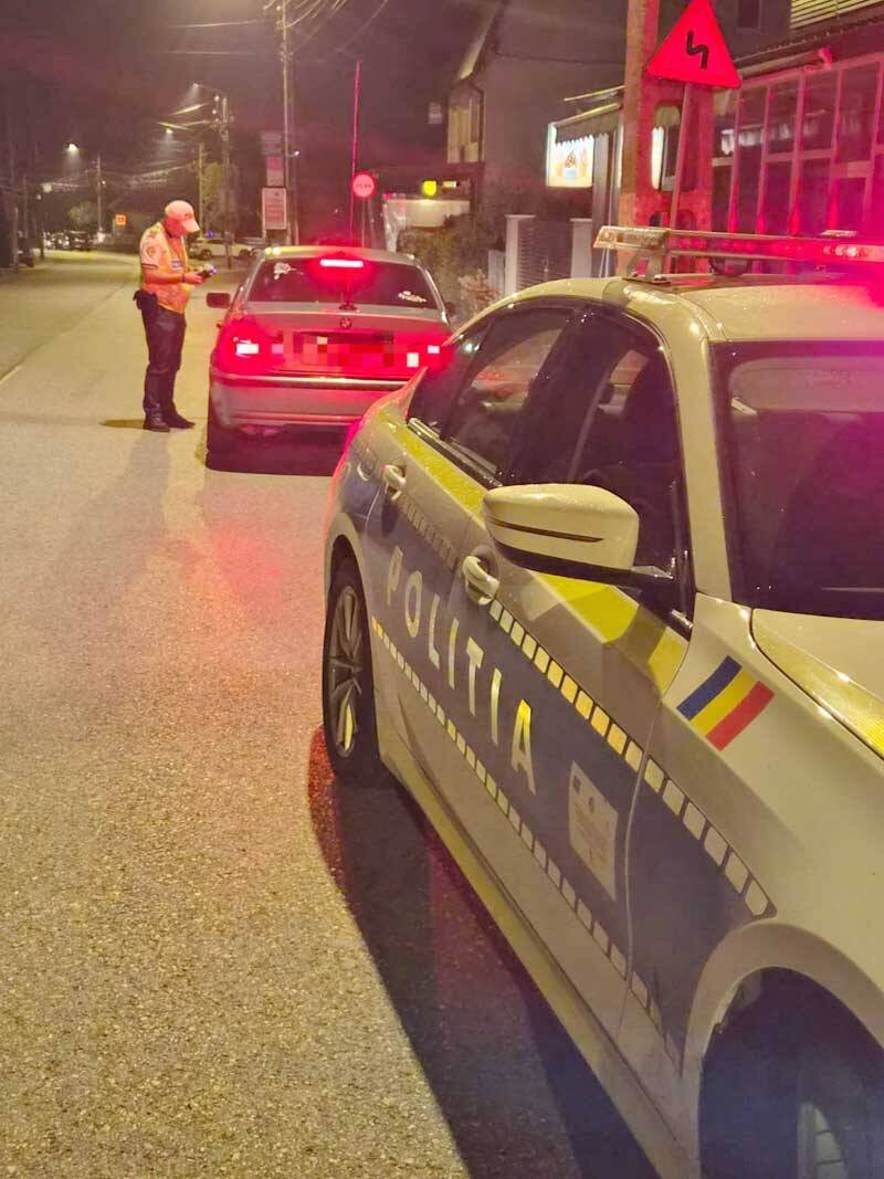 Polițiști maramureșeni verificând șoferi în trafic Polițiști maramureșeni verificând șoferi în trafic