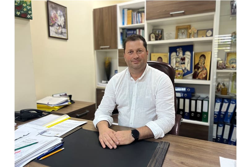 Primar Iulian Tudorache în timpul unei ceremonii de aniversare Primar Iulian Tudorache în timpul unei ceremonii de aniversare