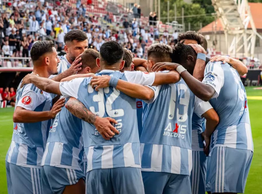 Stadionul din Hunedoara cu jucători în acțiune în meciul de revenire Stadionul din Hunedoara cu jucători în acțiune în meciul de revenire