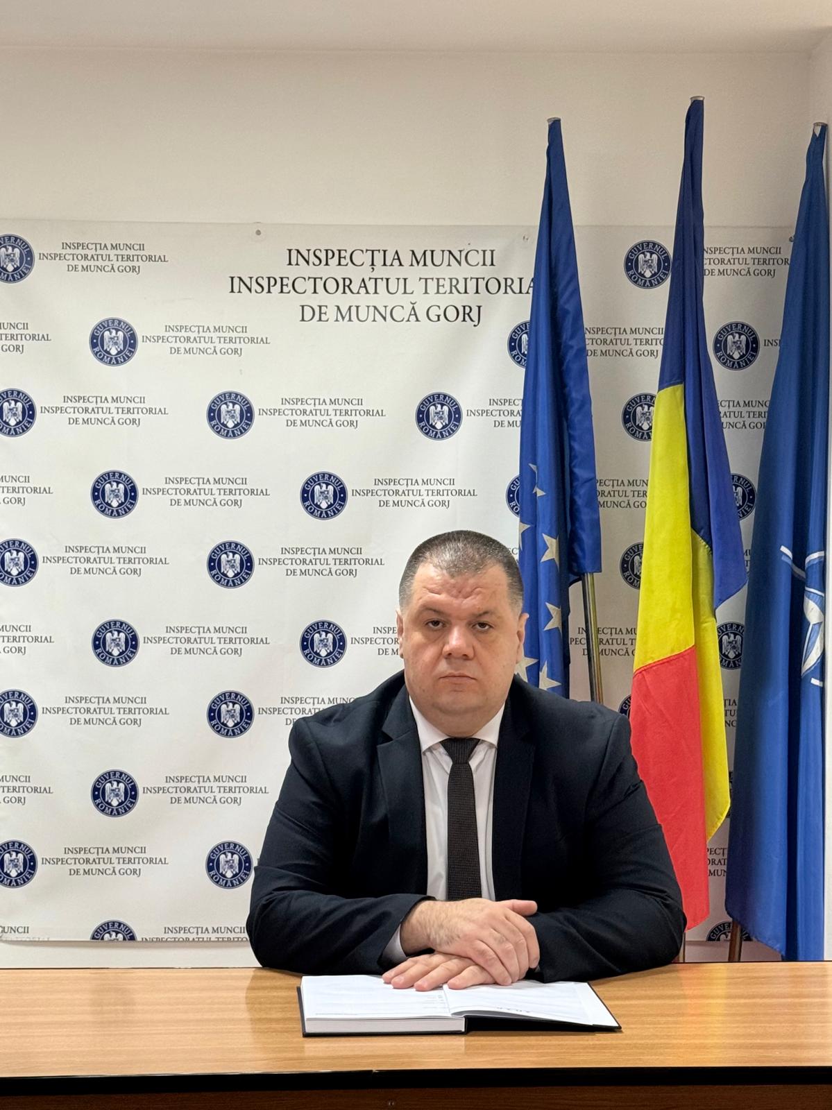 Inspector de muncă verificând documente la control în Gorj Inspector de muncă verificând documente la control în Gorj