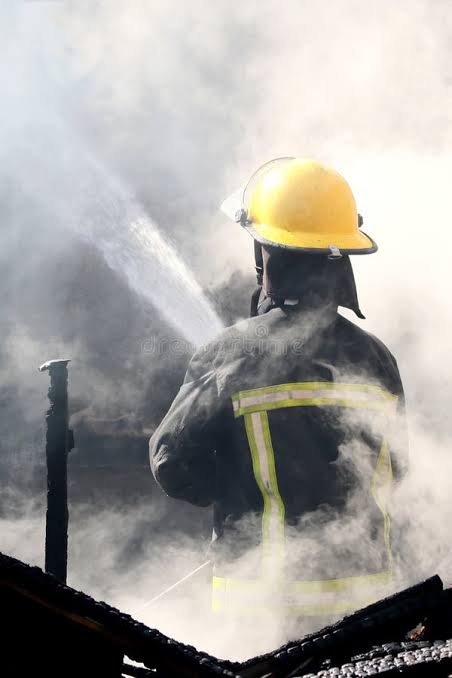 Pompieri în acțiune stingând un incendiu la gospodărie în Giurgiu Pompieri în acțiune stingând un incendiu la gospodărie în Giurgiu
