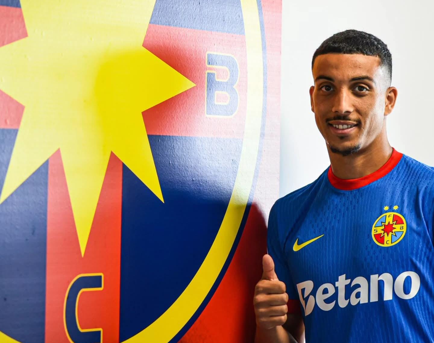 Jucători FCSB pe teren în pregătire pentru meciul european Jucători FCSB pe teren în pregătire pentru meciul european
