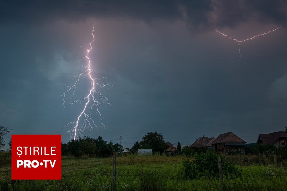 Furtună cu grindină și descărcări electrice peste România Furtună cu grindină și descărcări electrice peste România