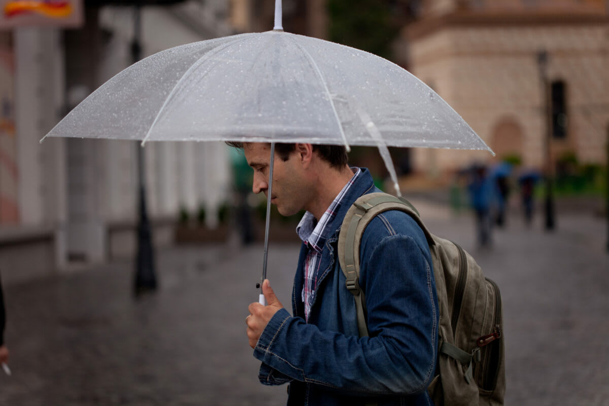 Vânt puternic și ploi torențiale în București, vreme severă Vânt puternic și ploi torențiale în București, vreme severă