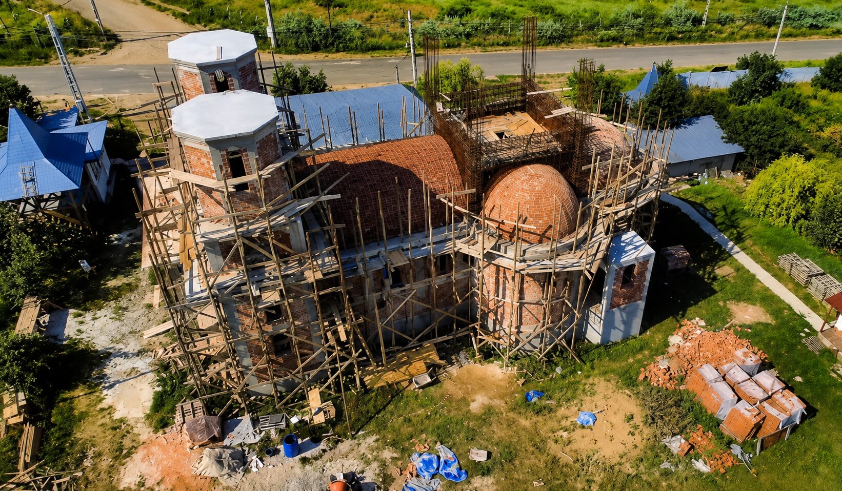 Constructori ridicând biserica în județul Vaslui