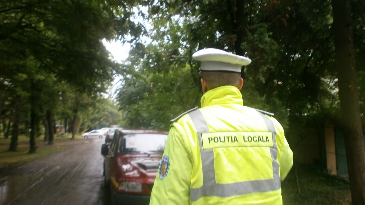 Polițiști locali aplicând sancțiuni în parcuri Caraș-Severin Polițiști locali aplicând sancțiuni în parcuri Caraș-Severin