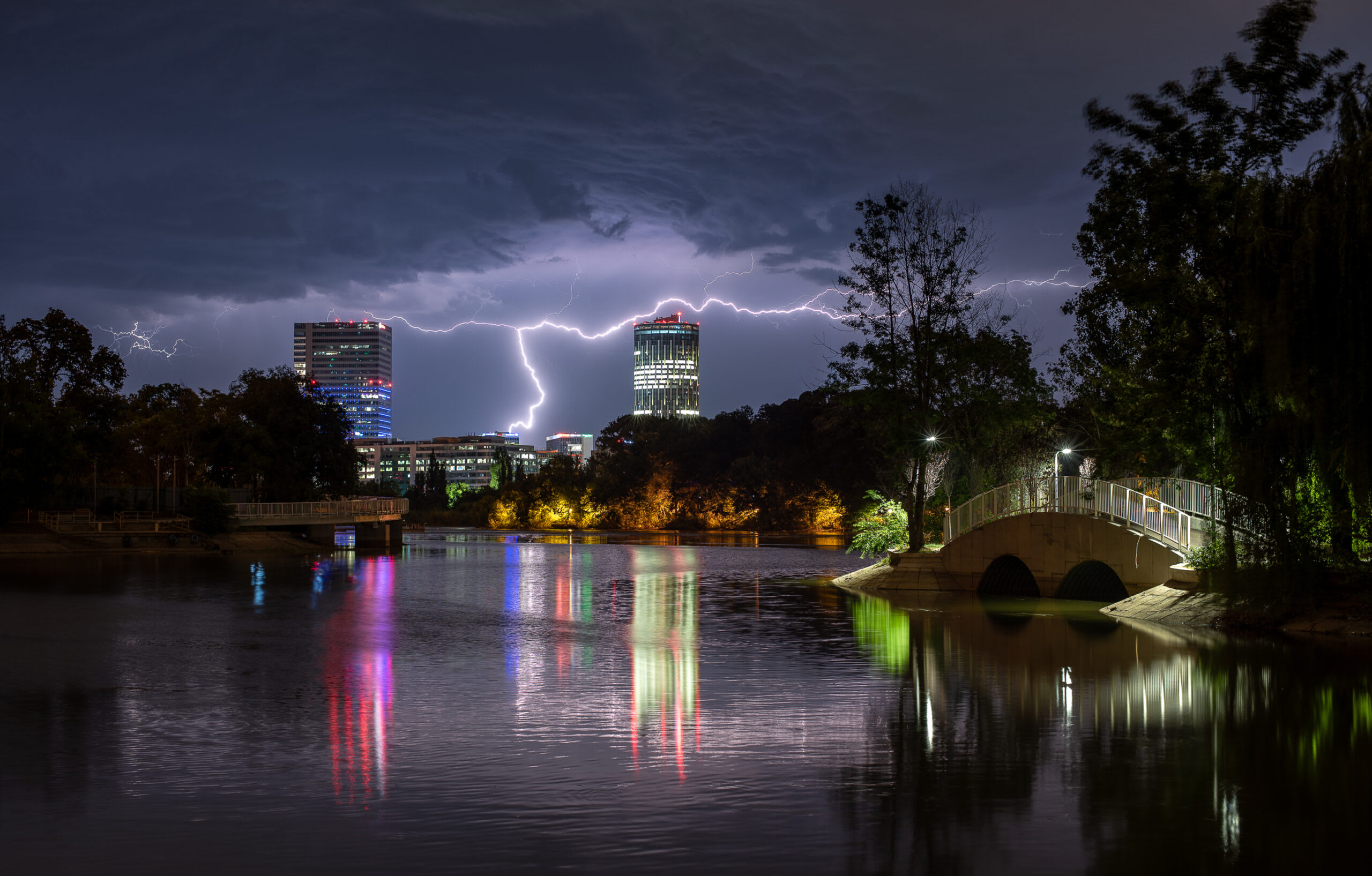 Vânt puternic și ploi torențiale în București, scena de fenomene meteo extreme Vânt puternic și ploi torențiale în București, scena de fenomene meteo extreme