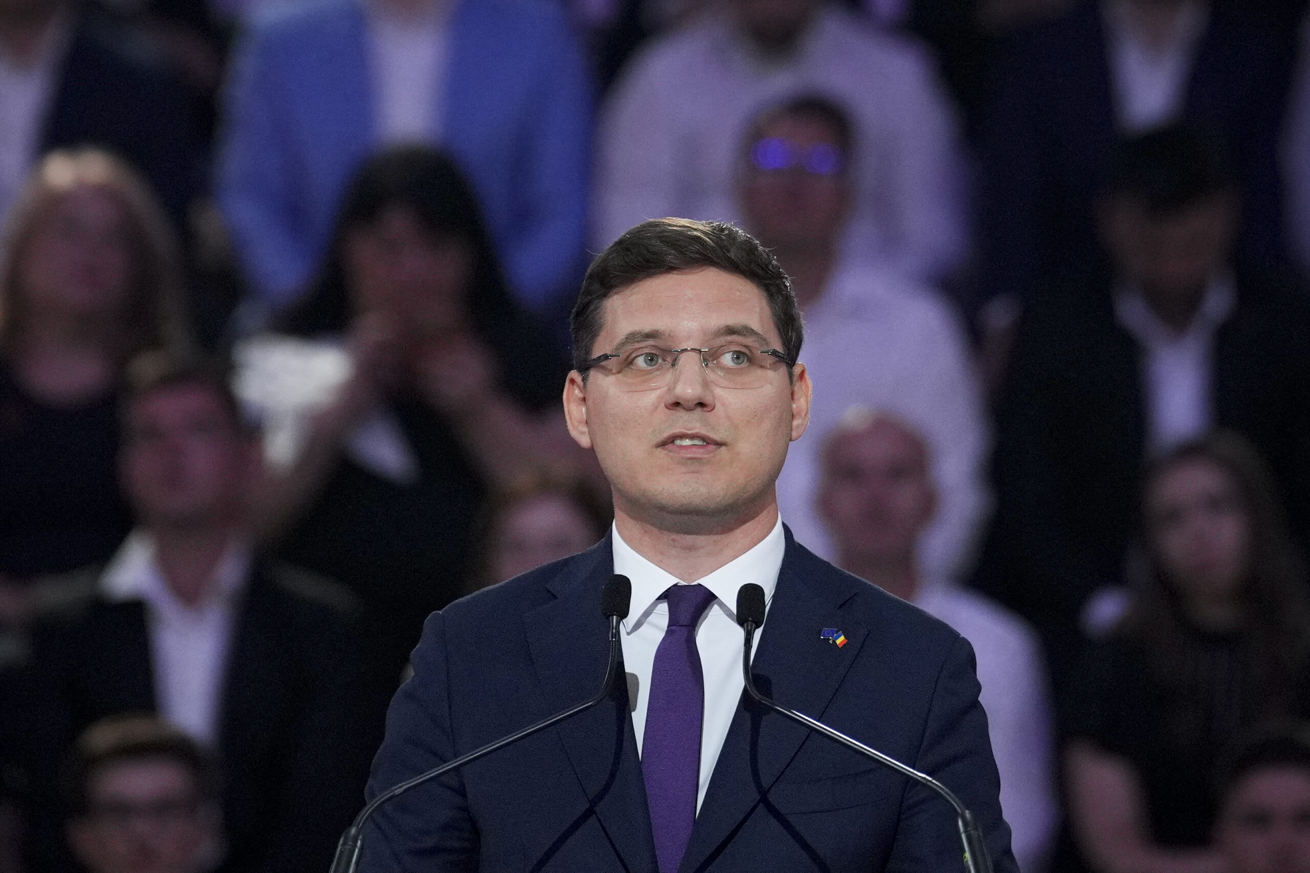Victor Negrescu în timpul unei declarații politice Victor Negrescu în timpul unei declarații politice