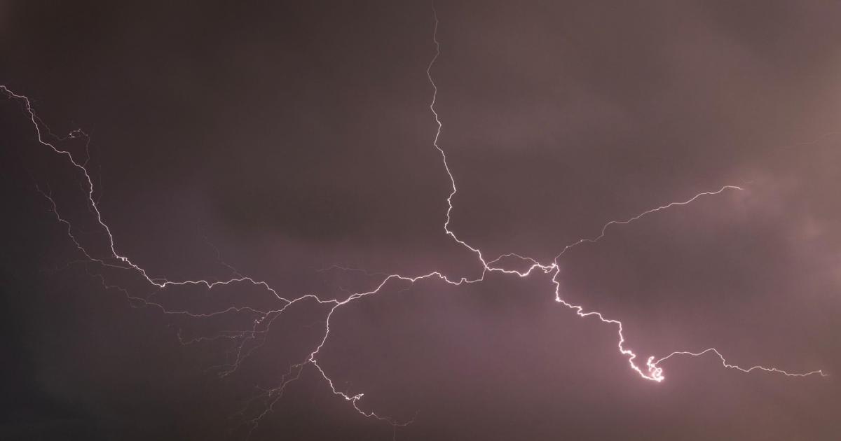Vânt puternic și ploi torențiale peste orașul București Vânt puternic și ploi torențiale peste orașul București
