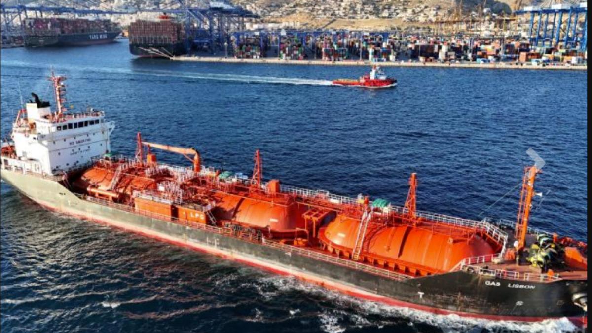 Nava cu GPL în flăcări în Marea Neagră, echipaj evacuat, intervenție de salvare Nava cu GPL în flăcări în Marea Neagră, echipaj evacuat, intervenție de salvare