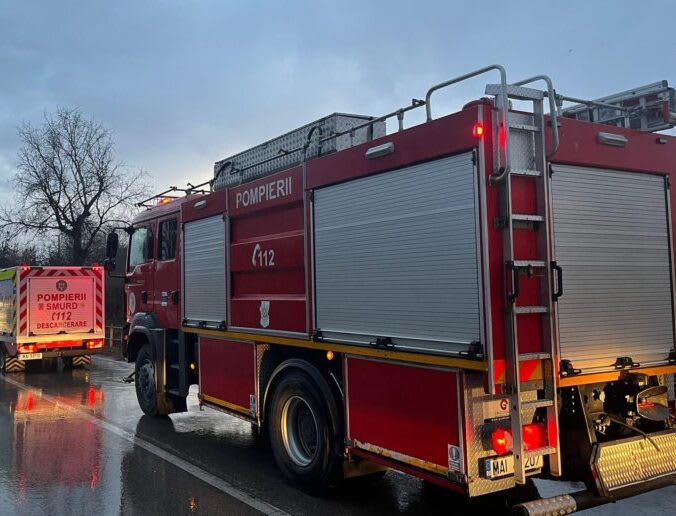 Pompieri stingând incendiu într-o locuință din Constanța