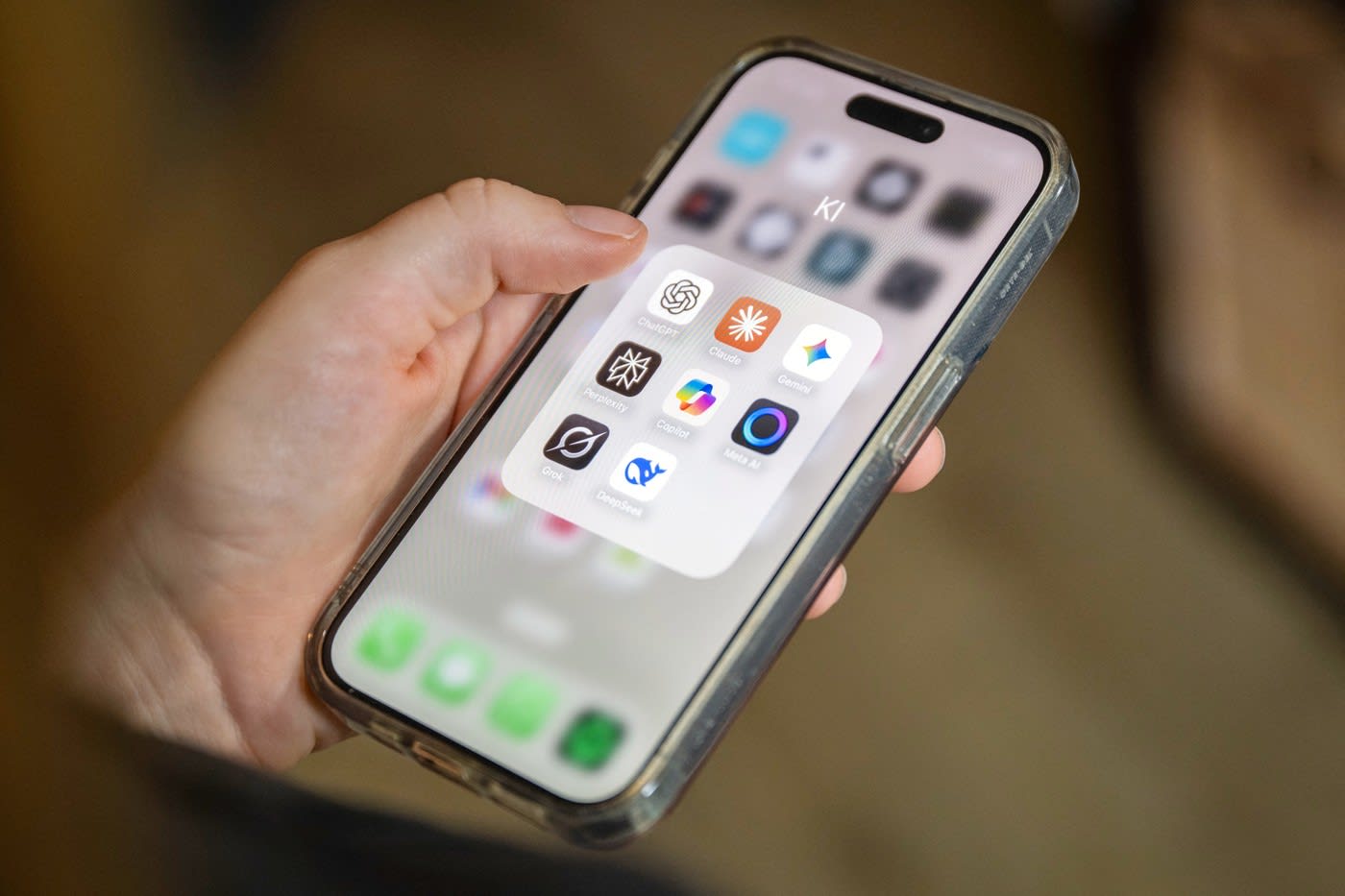 Telefon smartphone cu ecran de securitate activat, în mâna unui utilizator Telefon smartphone cu ecran de securitate activat, în mâna unui utilizator