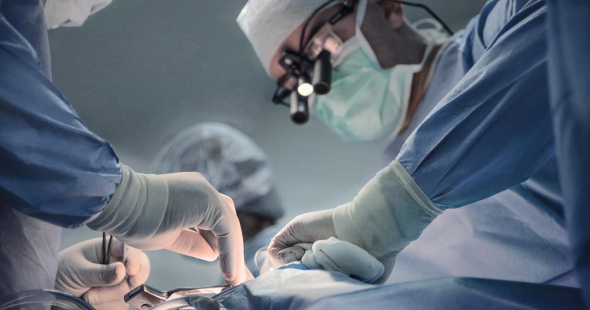 Medici cardiologi în sala de operații, echipament medical Medici cardiologi în sala de operații, echipament medical