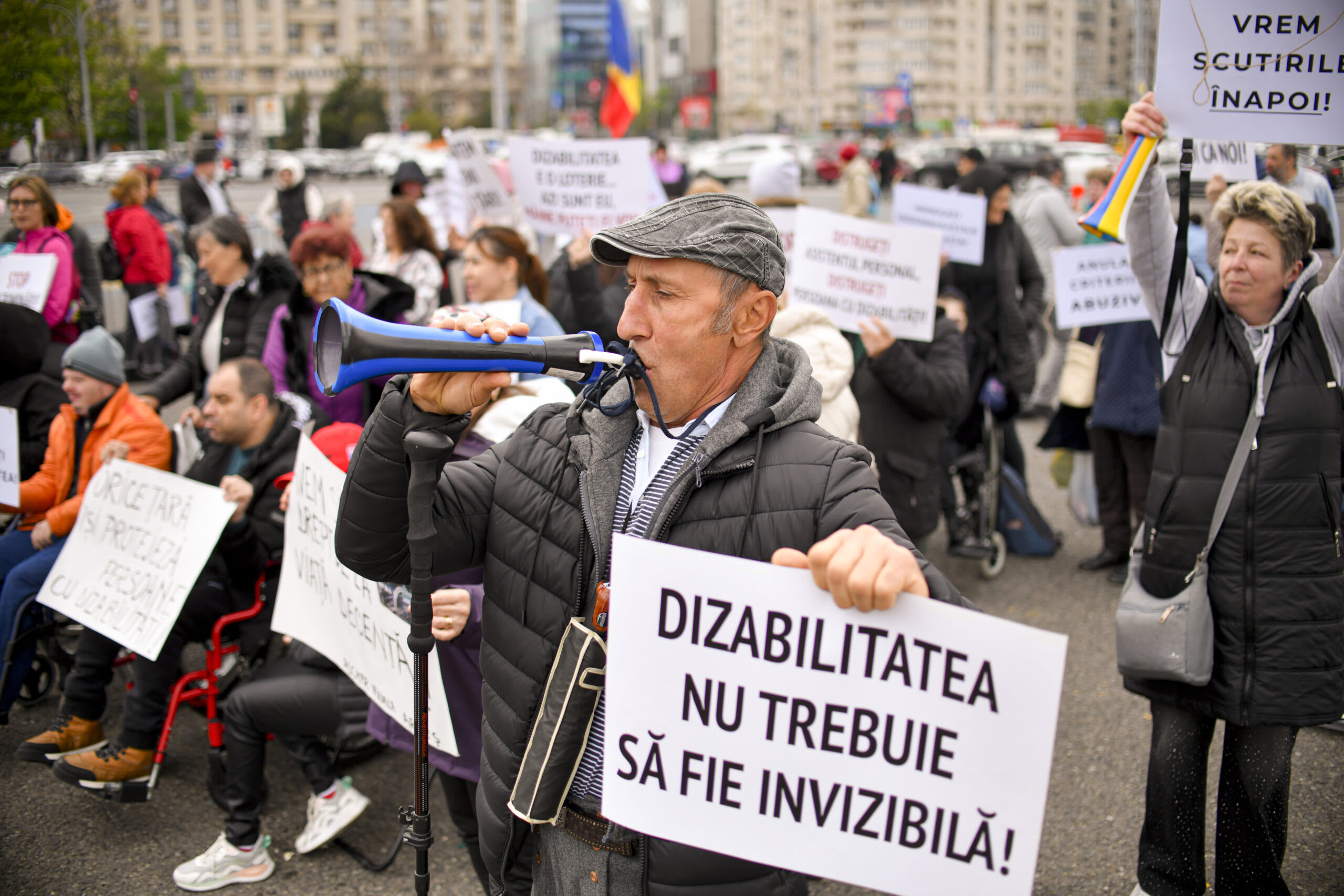 Sindicaliști discutând despre integrarea persoanelor cu dizabilități Sindicaliști discutând despre integrarea persoanelor cu dizabilități