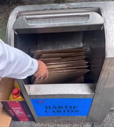 Containere ecologice în Baia Mare, cu cartoane abandonate lângă acestea