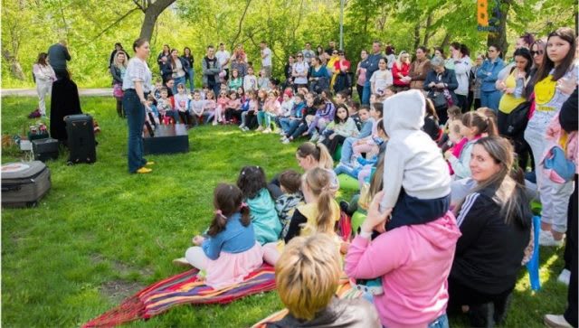 Copii participând la activități educative în parc, Buzău