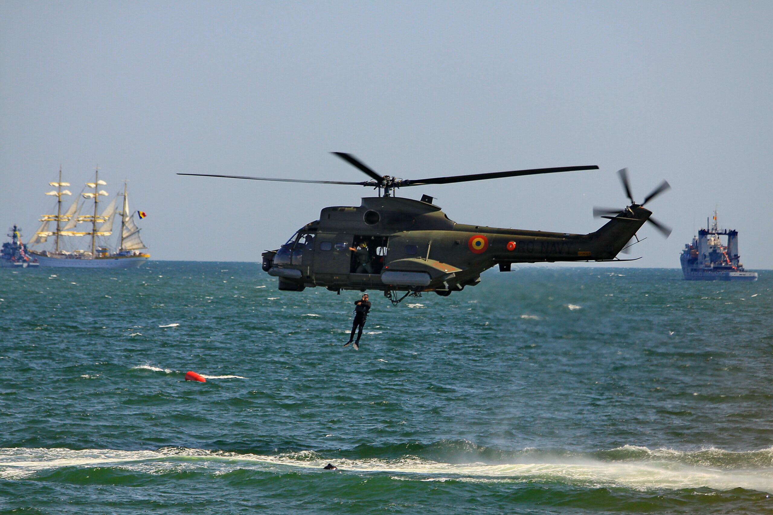 Elicopter militar și nave de intervenție în zona incidentului naval