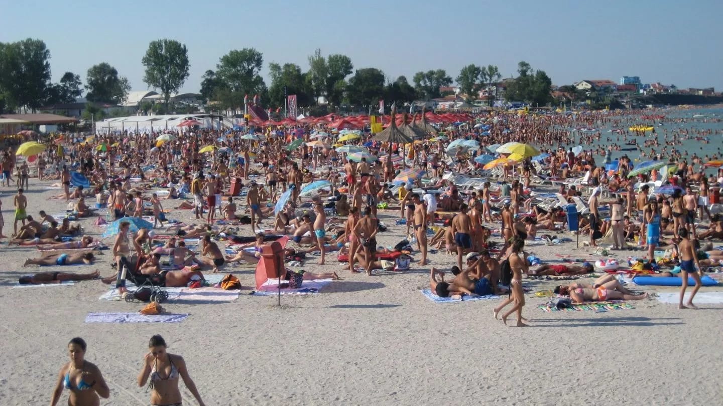 Turiști cu boxe portabile pe plajă în Costinești Turiști cu boxe portabile pe plajă în Costinești