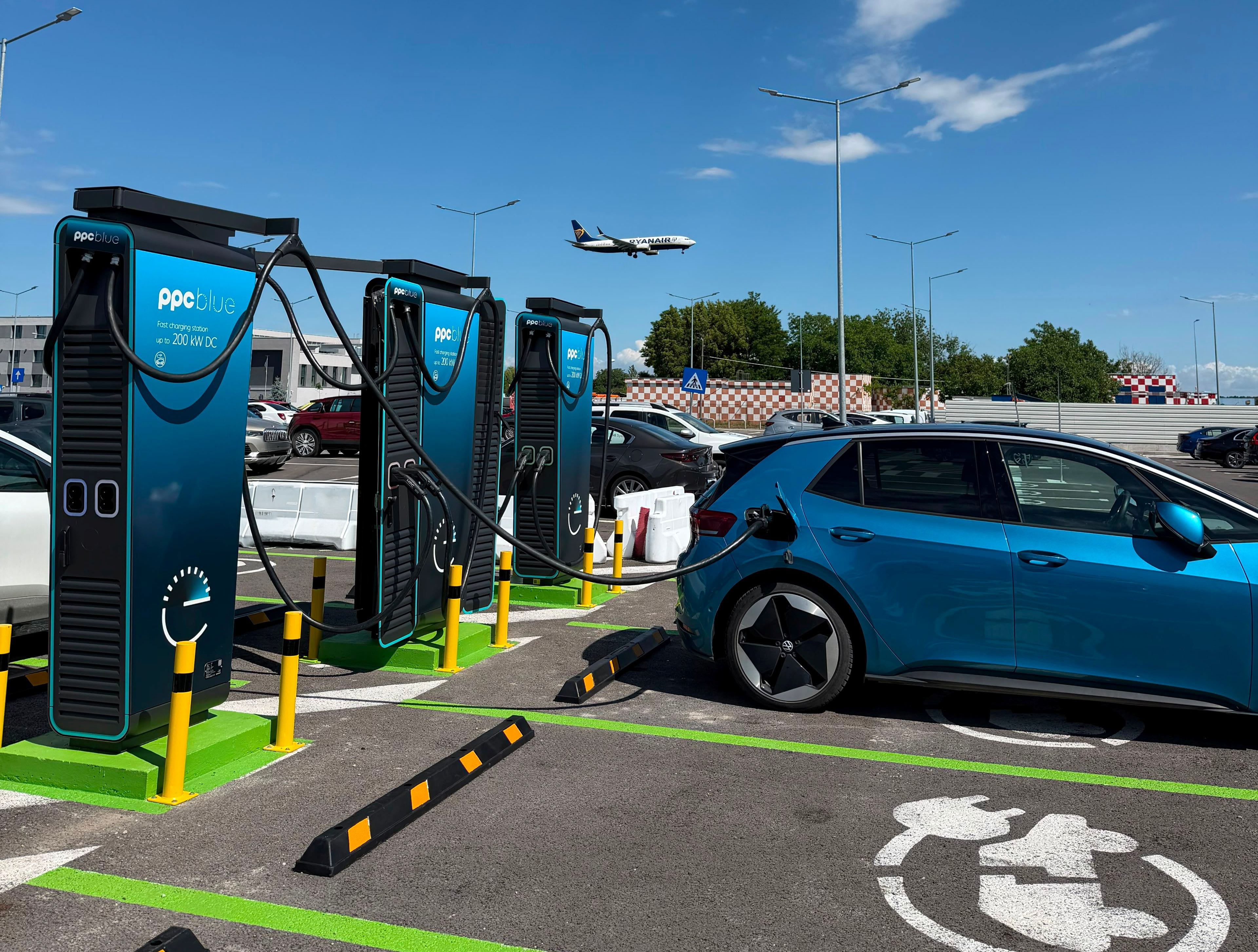 Stație de încărcare rapidă pentru mașini electrice la Aeroportul Otopeni
